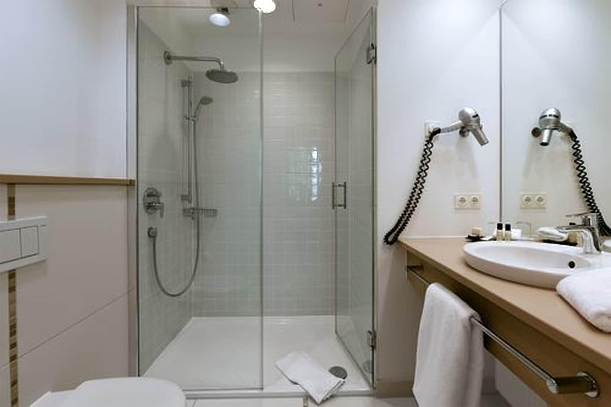 Privathotel Lindtner Hamburk Exteriér fotografie A shower cubicle