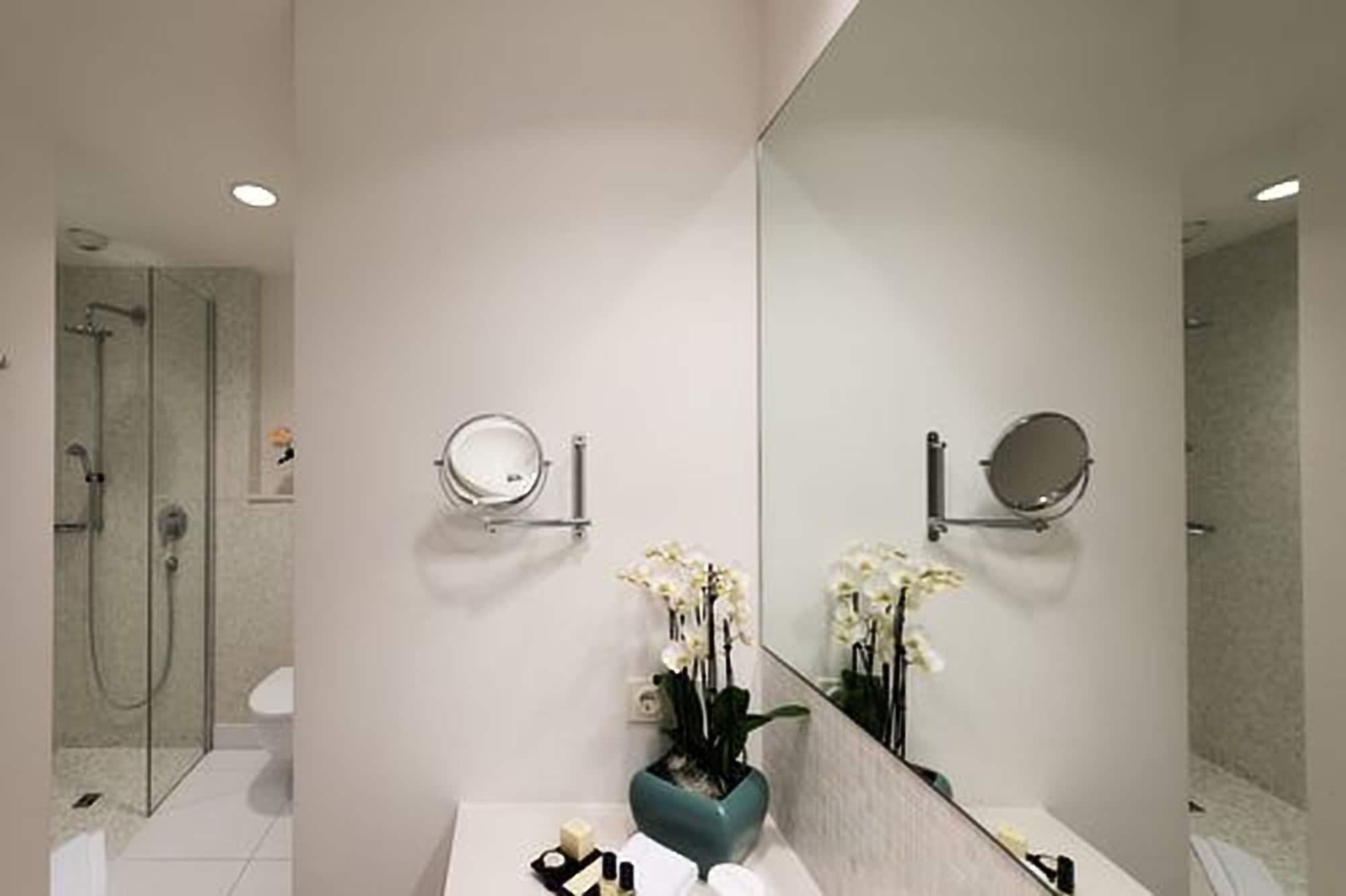 Privathotel Lindtner Hamburk Exteriér fotografie Bathroom mirror