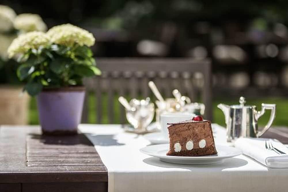 Privathotel Lindtner Hamburk Exteriér fotografie A Black Forest gâteau
