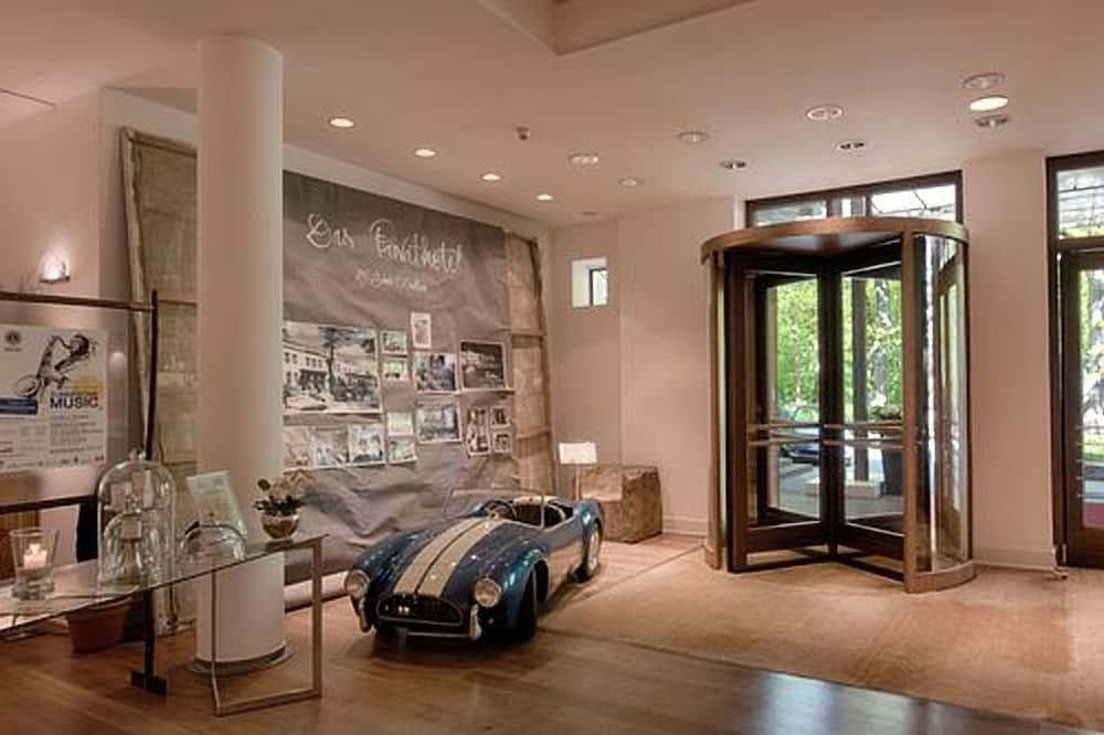 Privathotel Lindtner Hamburk Exteriér fotografie The interior of the Bentley London showroom