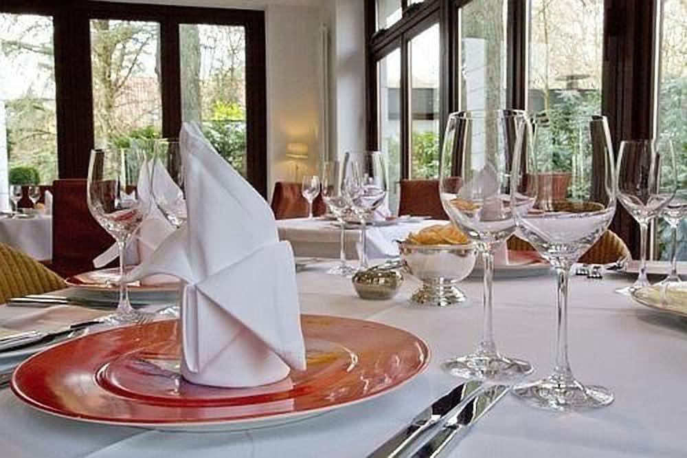 Privathotel Lindtner Hamburk Exteriér fotografie A table set for fine dining