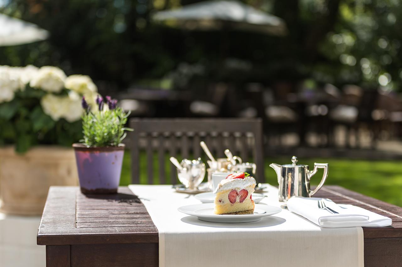 Privathotel Lindtner Hamburk Exteriér fotografie A table set for afternoon tea