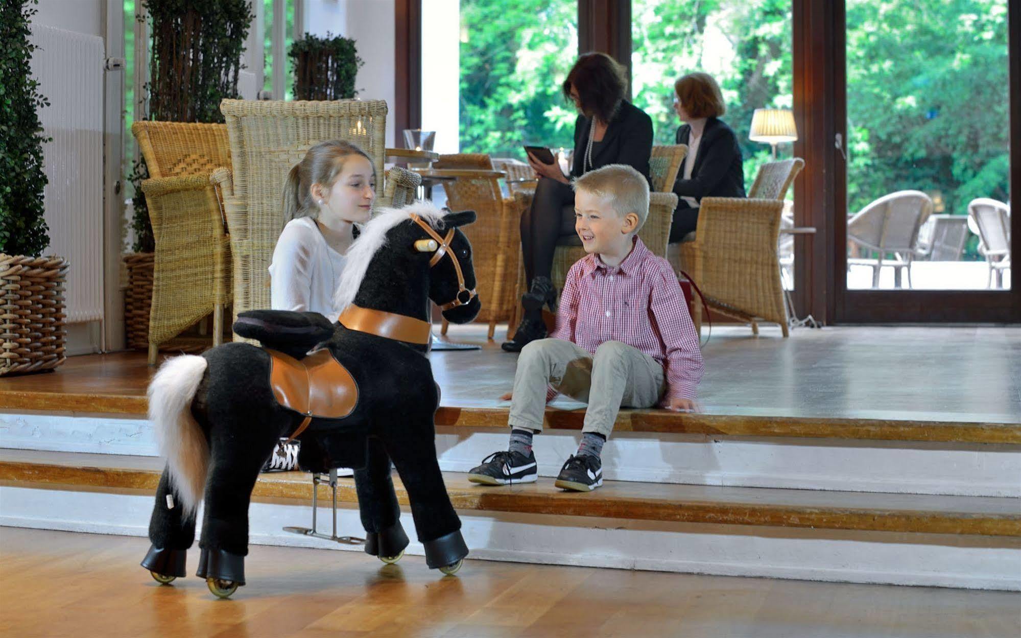 Privathotel Lindtner Hamburk Exteriér fotografie A child riding a ponycycle