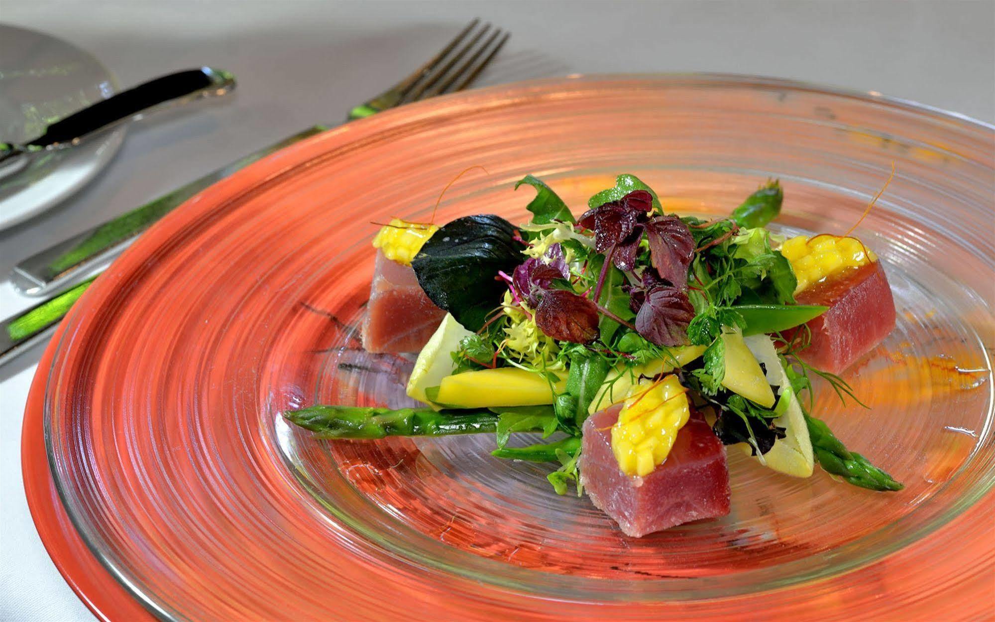 Privathotel Lindtner Hamburk Exteriér fotografie A salad of asparagus, tuna, and mango