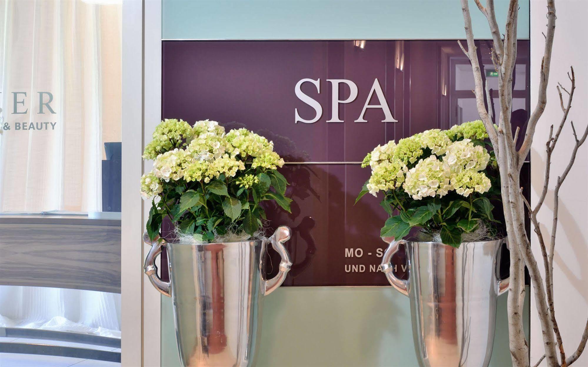 Privathotel Lindtner Hamburk Exteriér fotografie Entrance to the spa