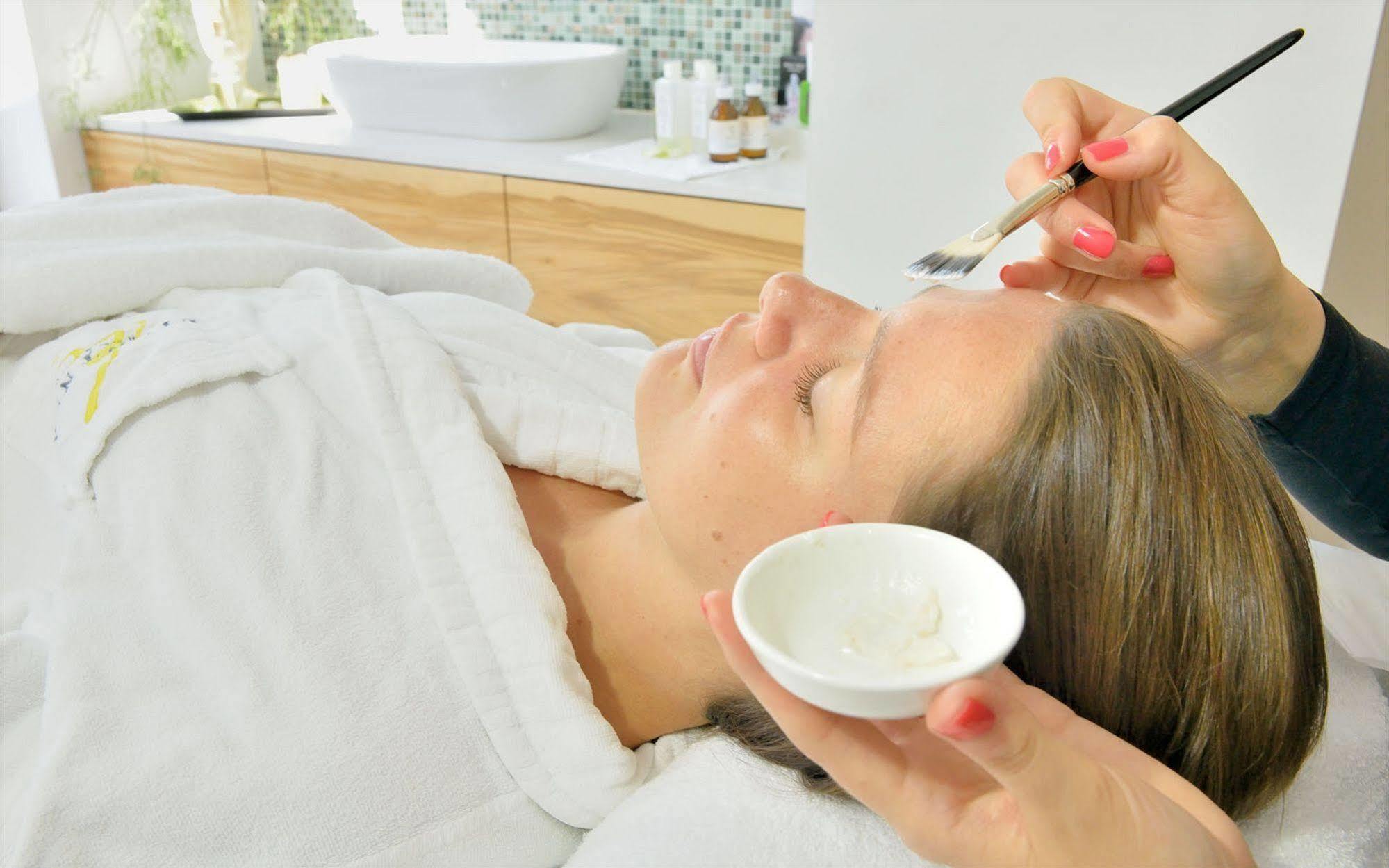 Privathotel Lindtner Hamburk Exteriér fotografie A woman receiving a facial