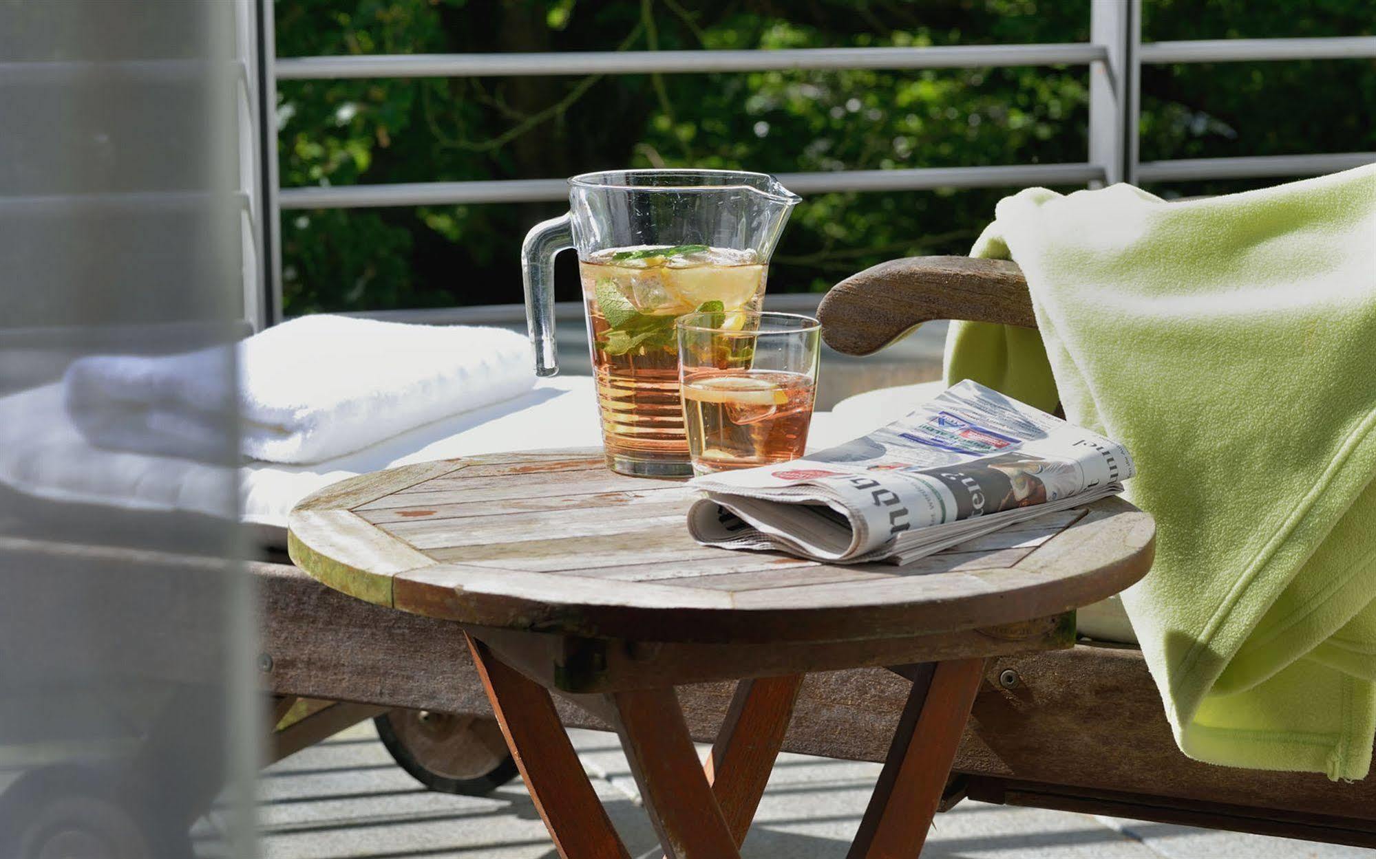Privathotel Lindtner Hamburk Exteriér fotografie A small table
