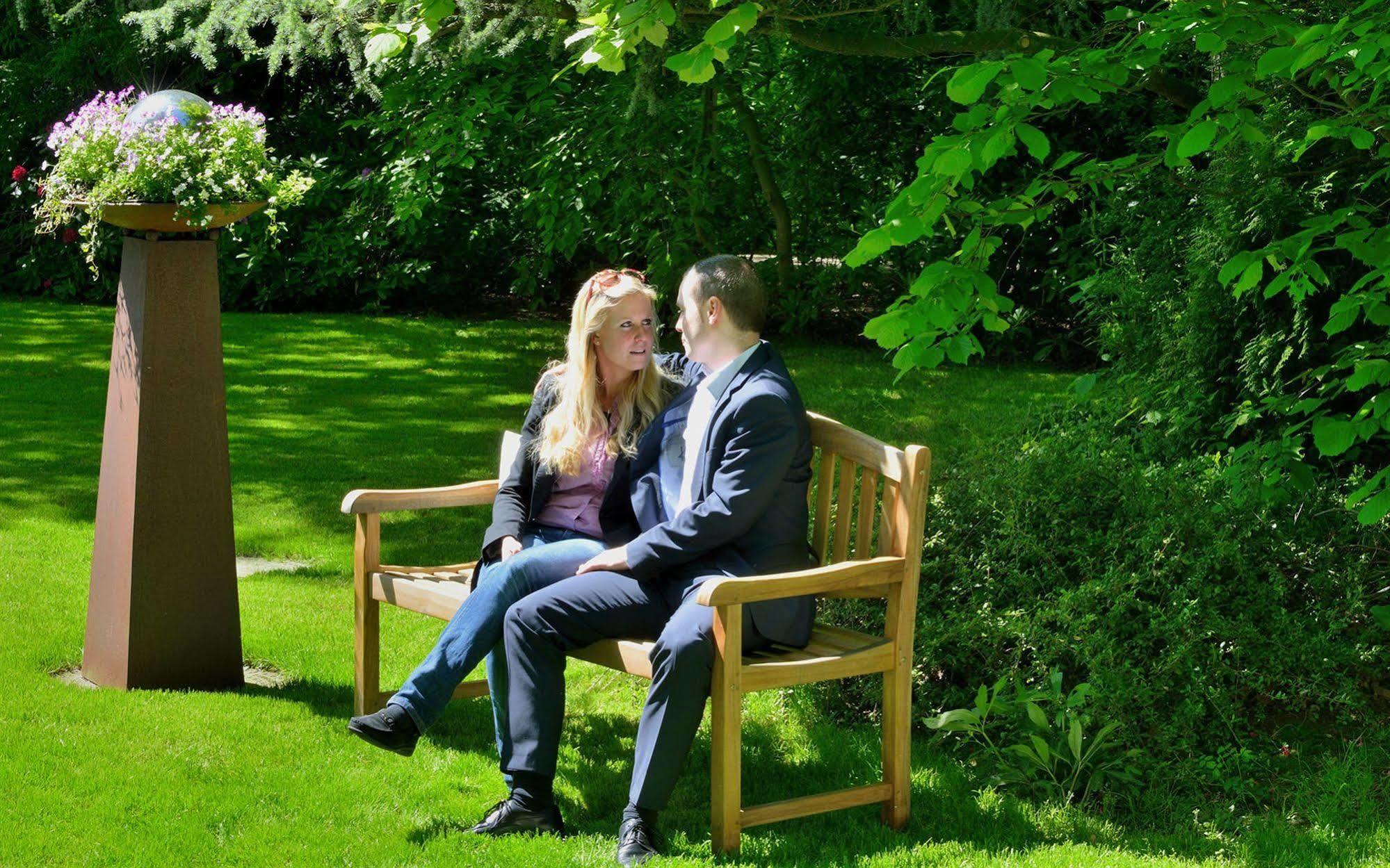 Privathotel Lindtner Hamburk Exteriér fotografie A couple sitting on a bench
