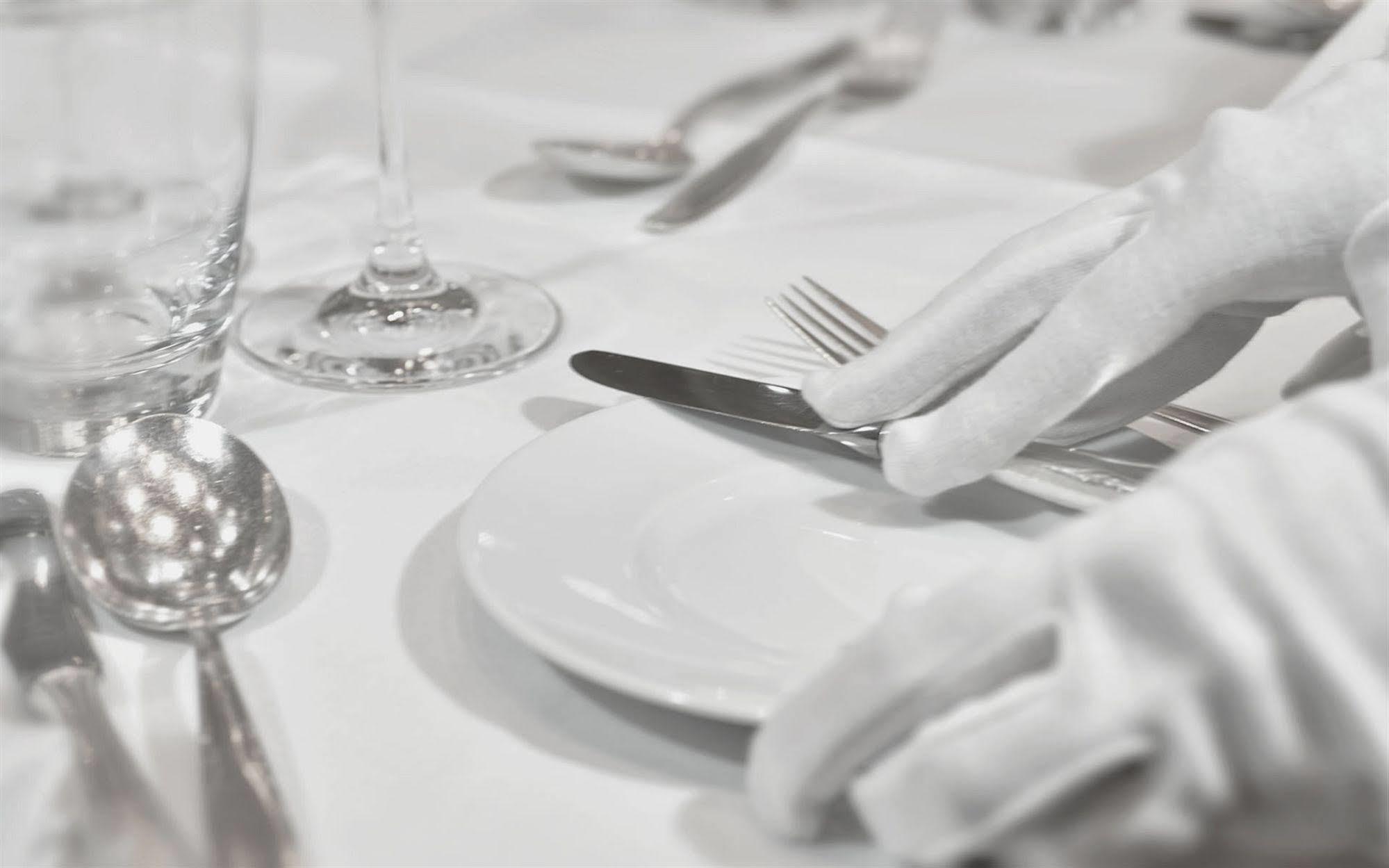 Privathotel Lindtner Hamburk Exteriér fotografie A table set for fine dining