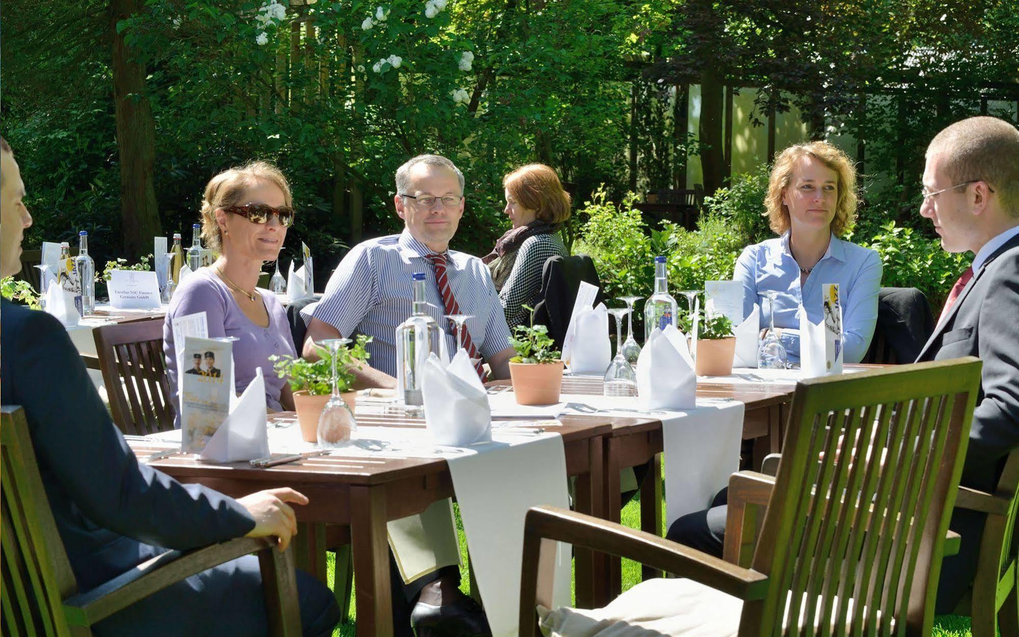 Privathotel Lindtner Hamburk Exteriér fotografie The Danish royal family at the annual garden party