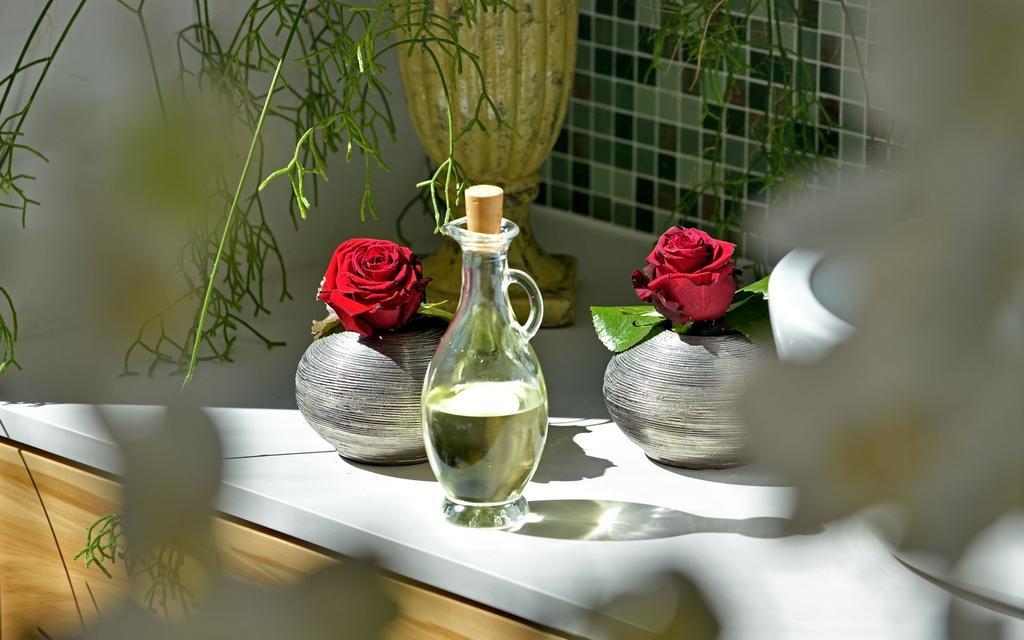 Privathotel Lindtner Hamburk Exteriér fotografie A bottle of rose water