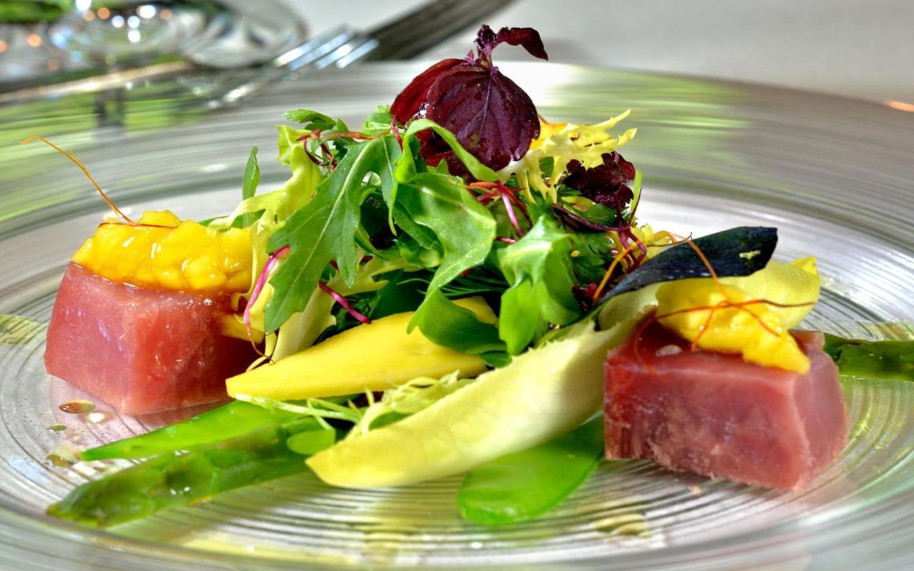 Privathotel Lindtner Hamburk Exteriér fotografie A salad with tuna