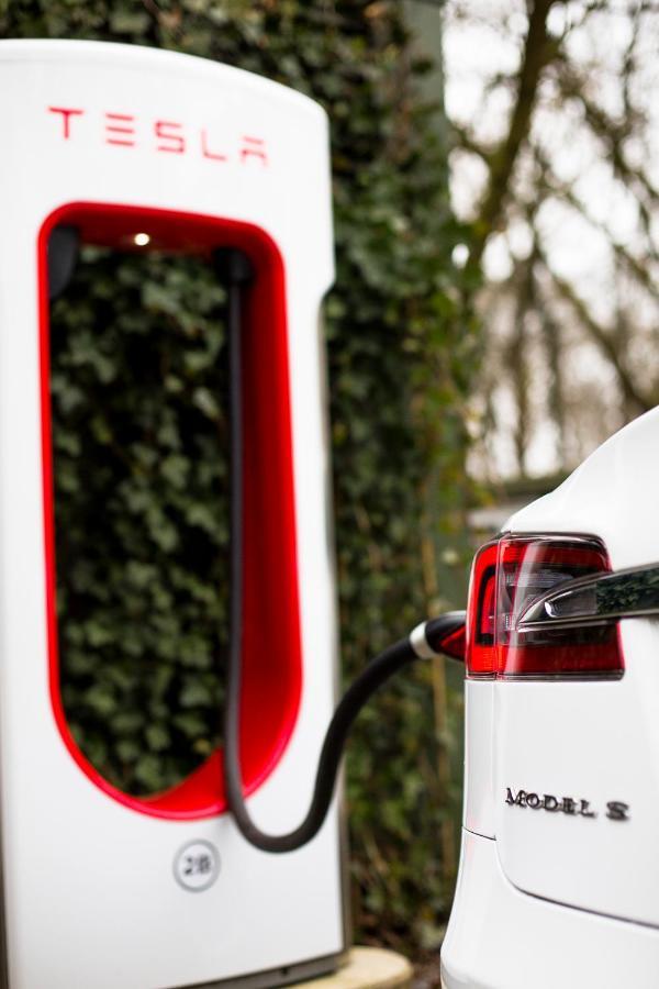 Privathotel Lindtner Hamburk Exteriér fotografie Tesla Supercharger